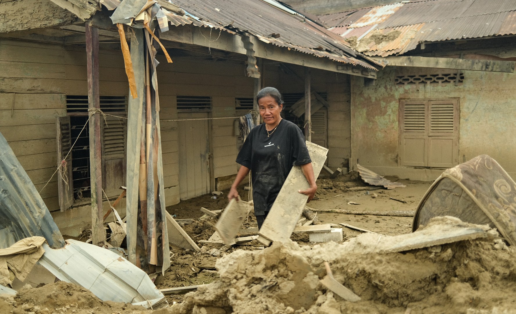 deadly-floods-devastate-indonesia,-leaving-families-displaced-and-homeless