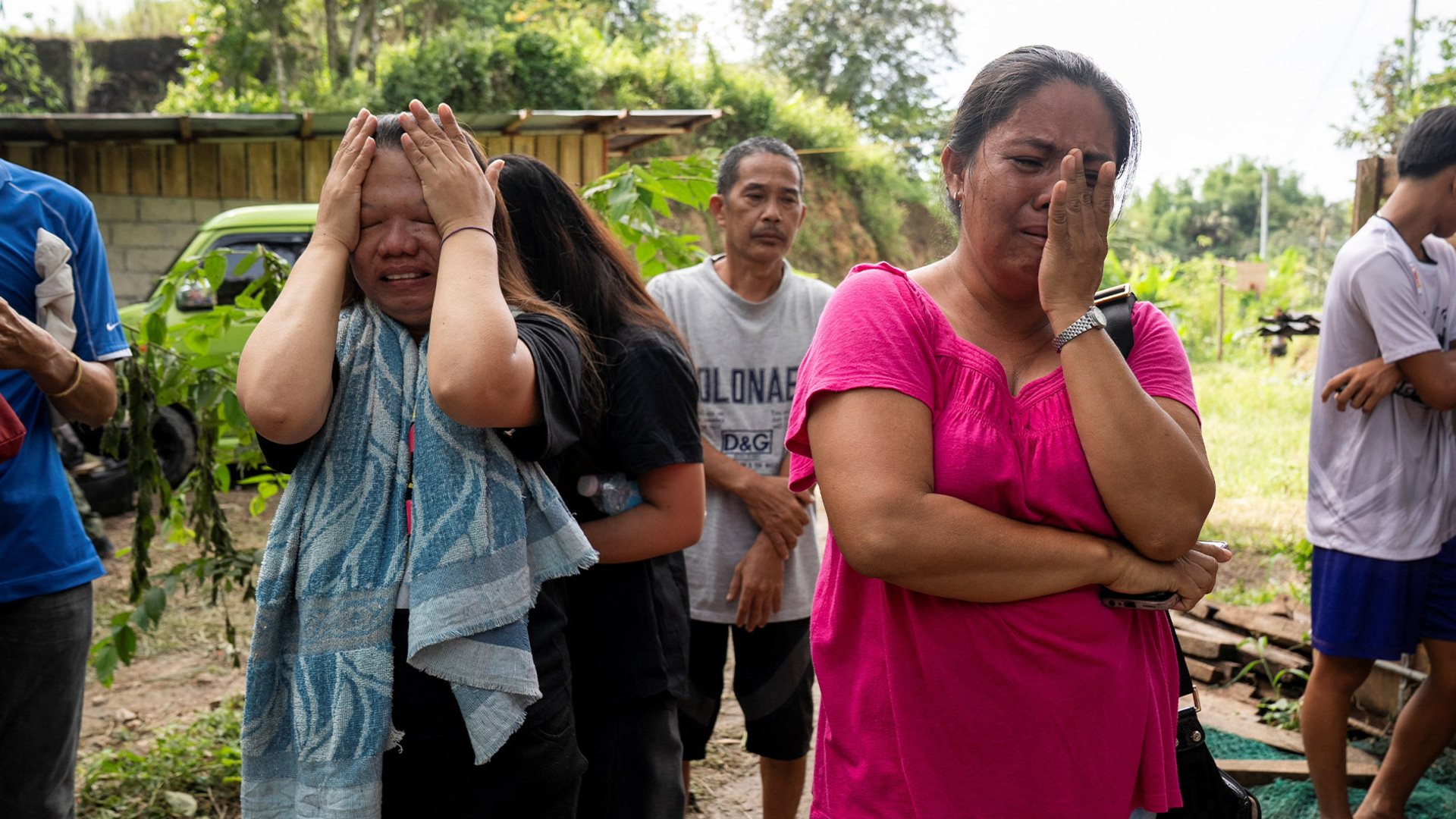 families-hope-for-a-miracle-at-site-of-philippines-garbage-landslide