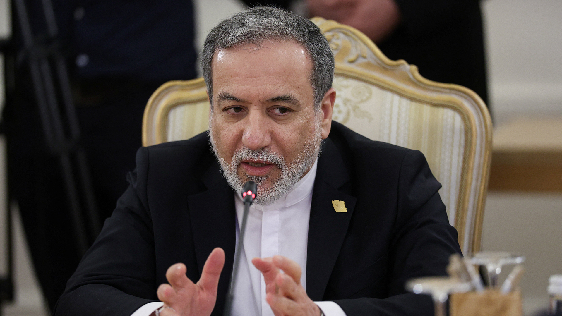 iran’s-fm-says-ready-for-war-or-dialogue-over-us-threats