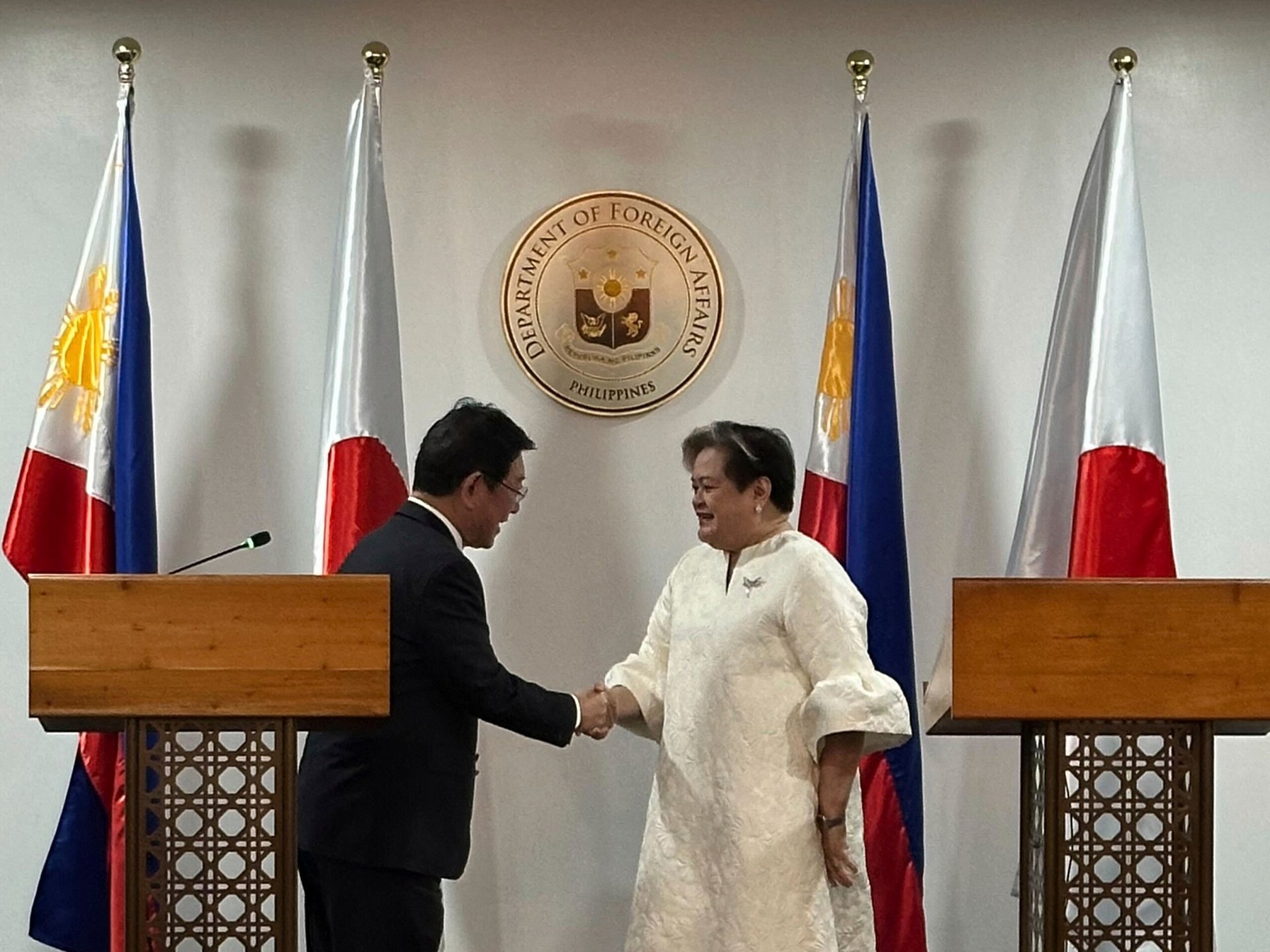 japan,-philippines-sign-new-defence-pacts-amid-surging-china-tensions