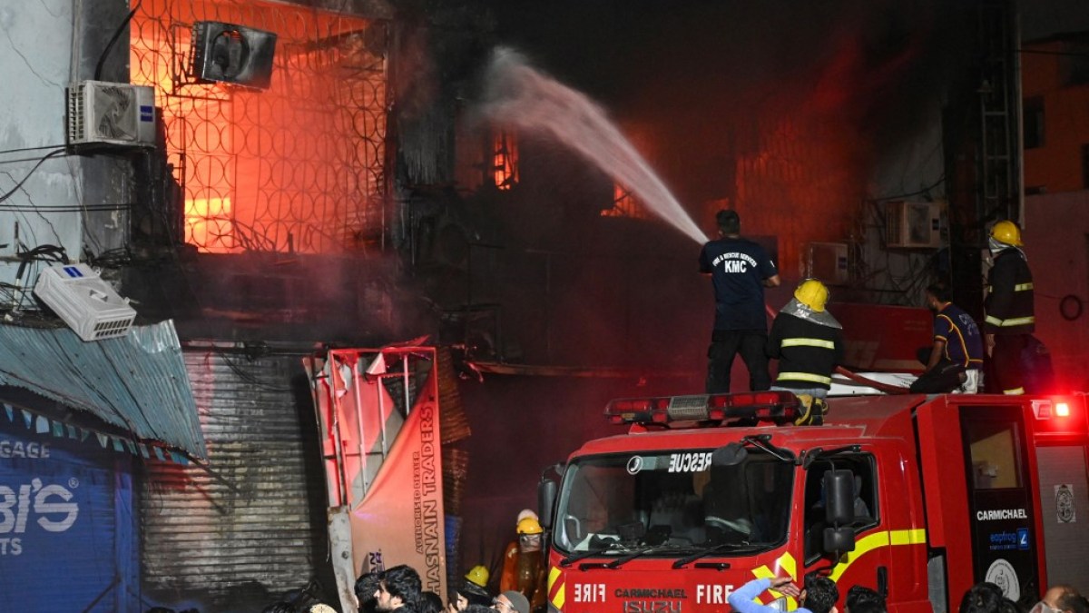 at-least-six-killed-in-pakistan-as-fire-rips-through-karachi-shopping-mall