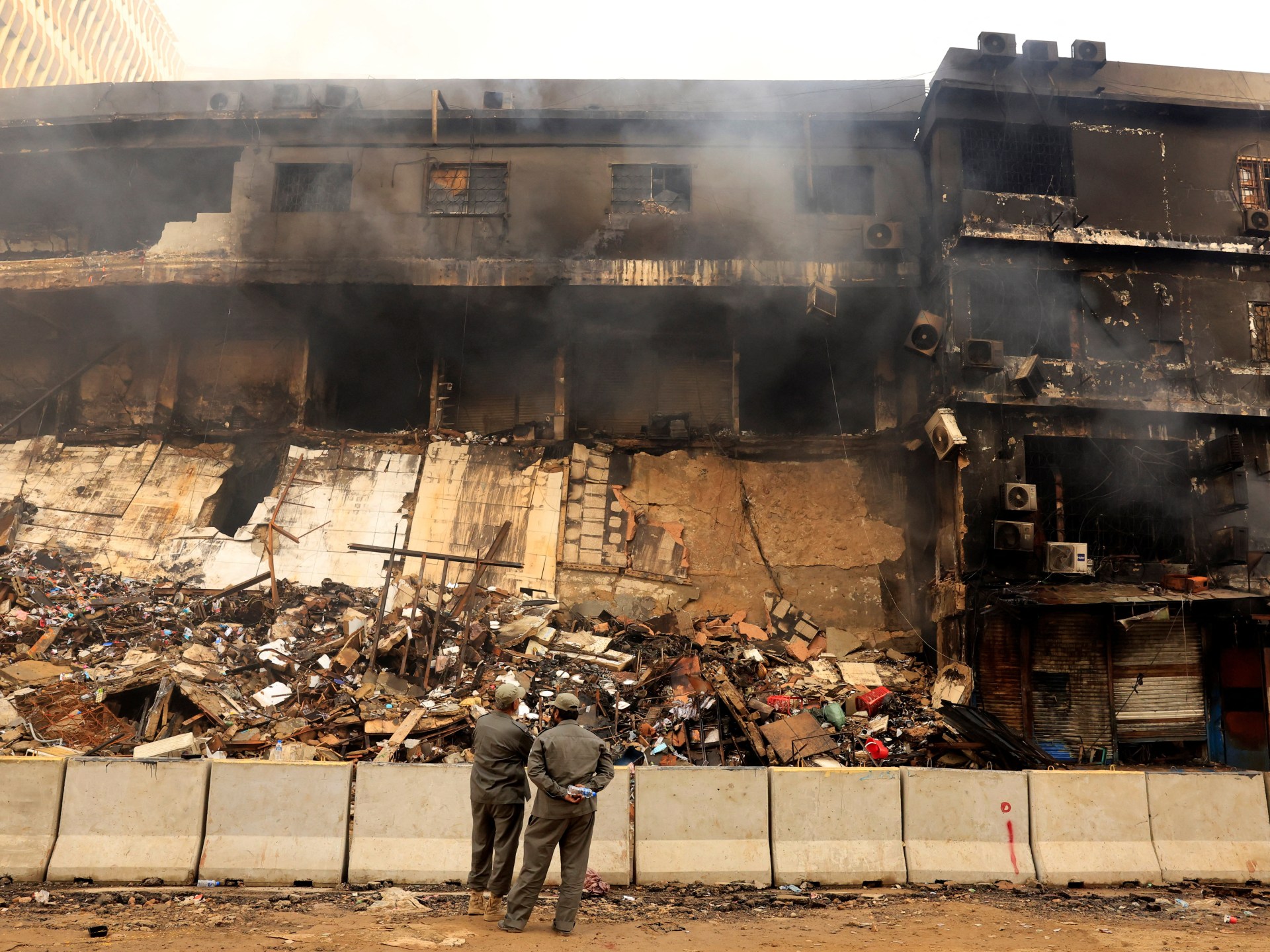 death-toll-in-karachi-mall-fire-rises-to-at-least-14-in-pakistan