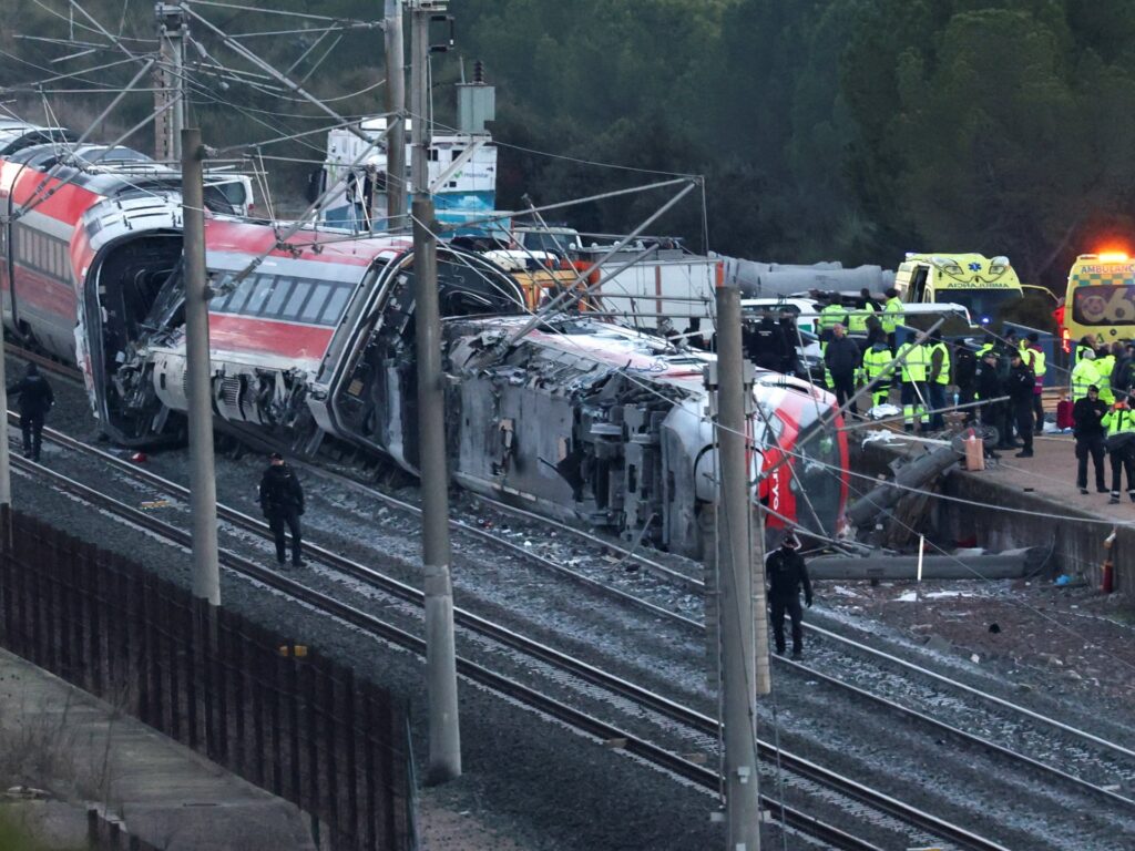 spain-train-crash-live:-at-least-39-killed-in-high-speed-collision