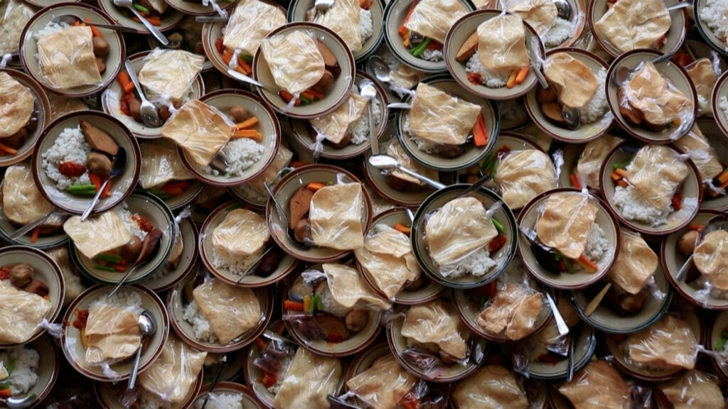 indonesia-mosque-gives-out-3,800-free-meals-every-night-of-ramadan