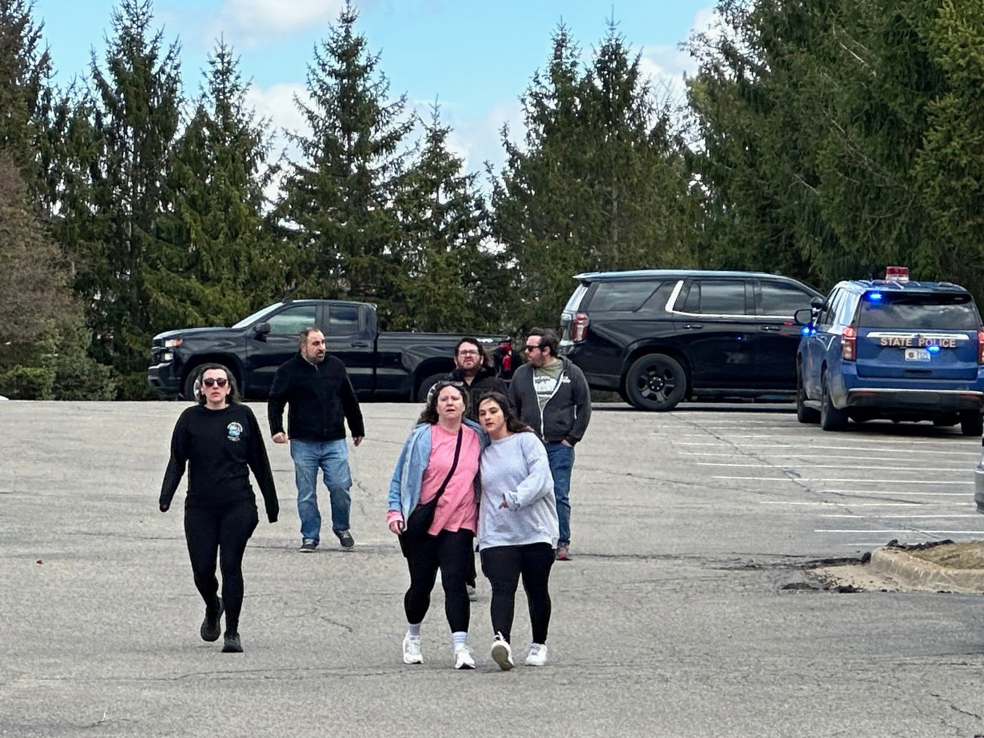 assailant-dead-after-vehicle-ramming,-gunfire-at-michigan-synagogue-in-us