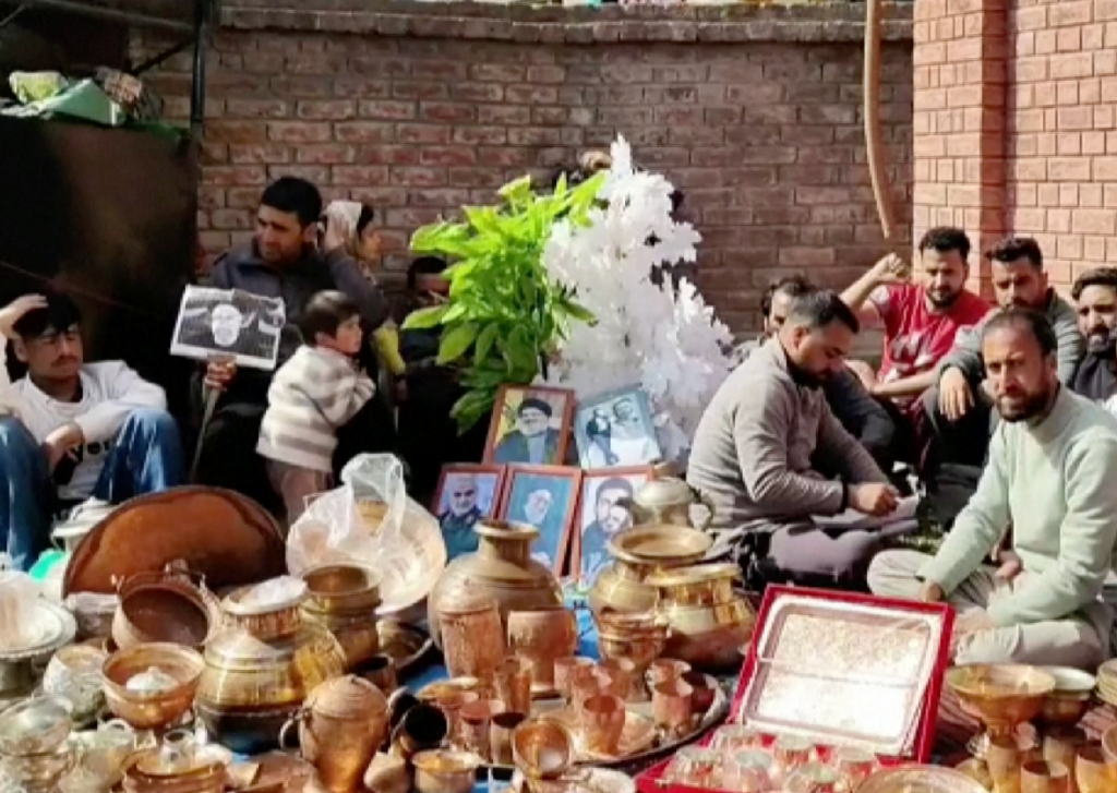 kashmiris-donate-gold-and-cash-to-support-iran