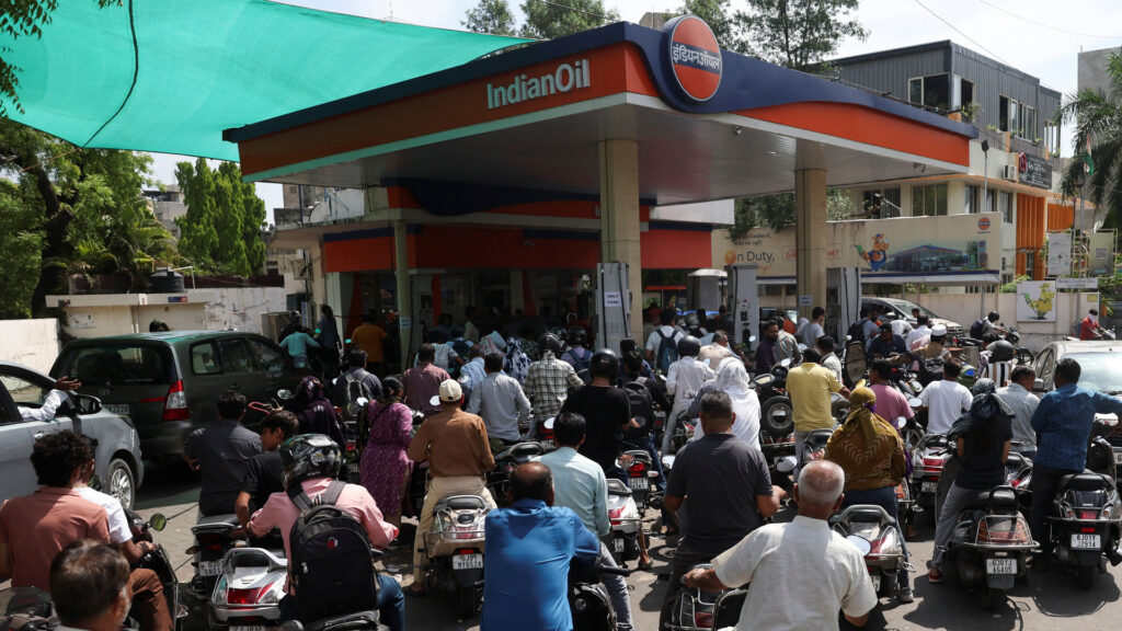 indian-police-manage-long-lines-as-panic-grows-over-fuel-shortages
