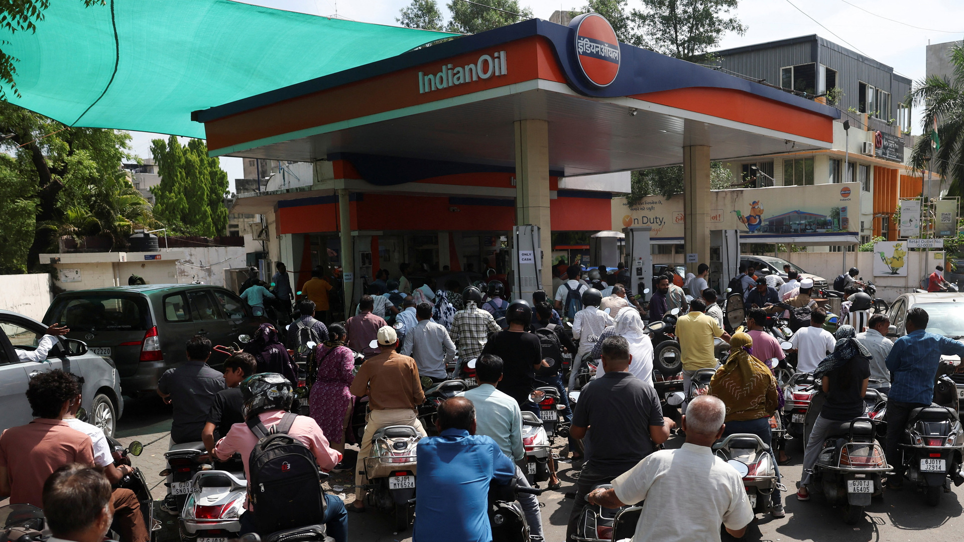 indian-police-manage-long-lines-as-panic-grows-over-fuel-shortages