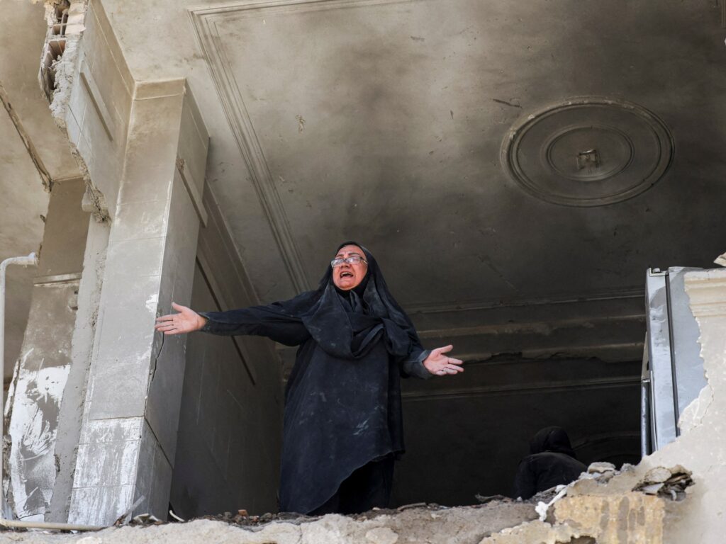 iran-war-live:-kuwaiti-oil-tanker-hit-in-dubai-port;-3-un-troops-killed