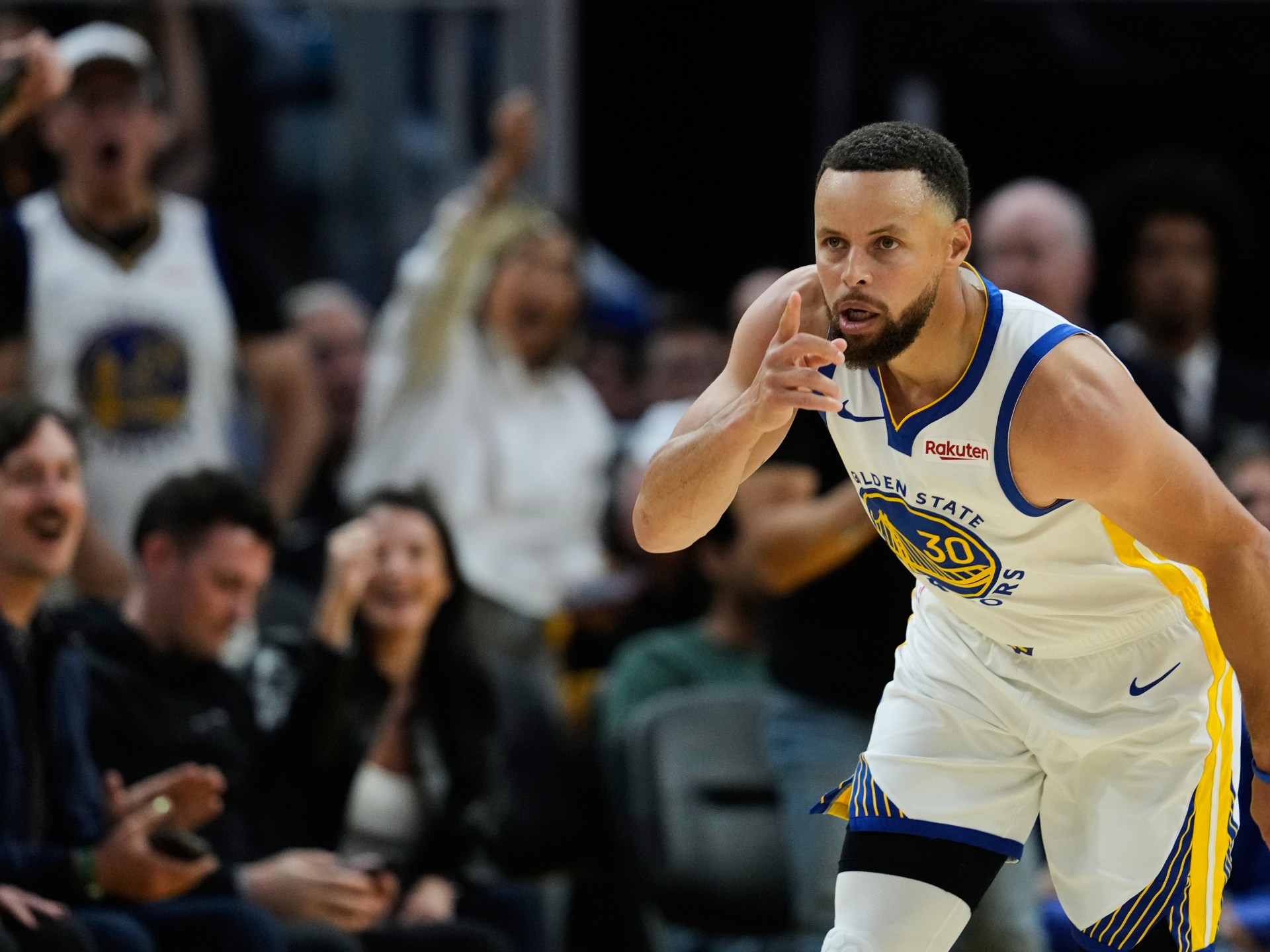 steph-curry-returns-from-injury-with-29-points-but-warriors-lose-to-rockets