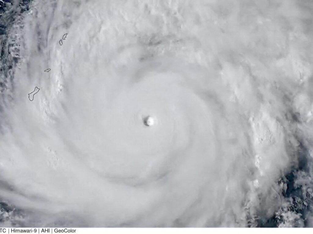 super-typhoon-sinlaku-bears-down-on-northern-mariana-islands,-guam