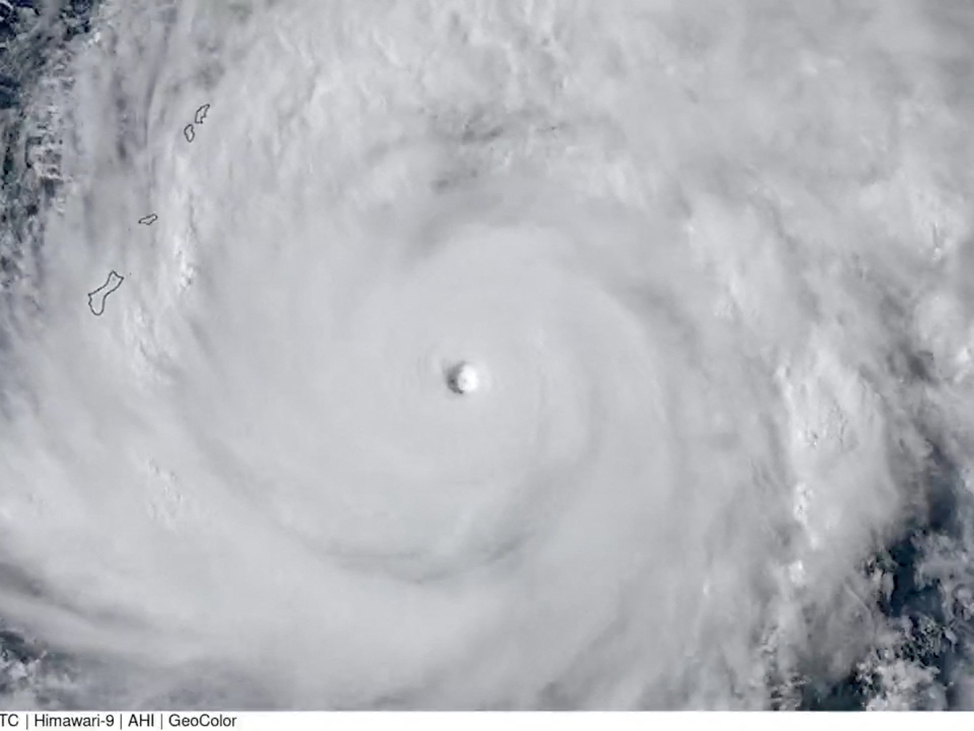 super-typhoon-sinlaku-bears-down-on-northern-mariana-islands,-guam
