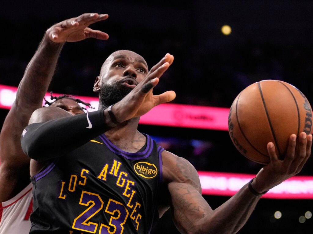 lebron-james-nets-28,-lakers-grab-2-0-lead-on-rockets-in-nba-playoff-series