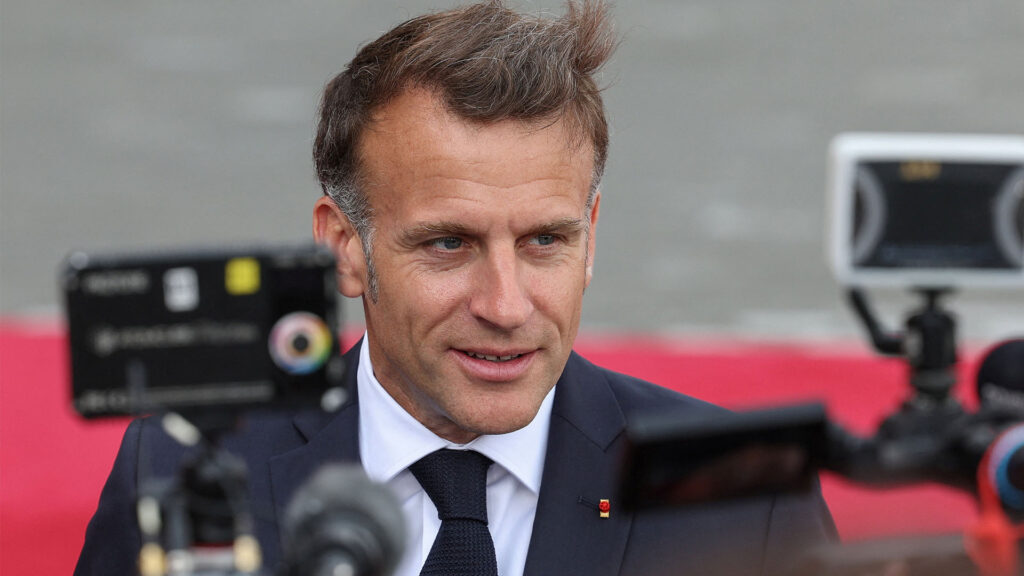 macron-sings-as-armenia’s-leader-drums-in-unusual-moment-at-state-dinner
