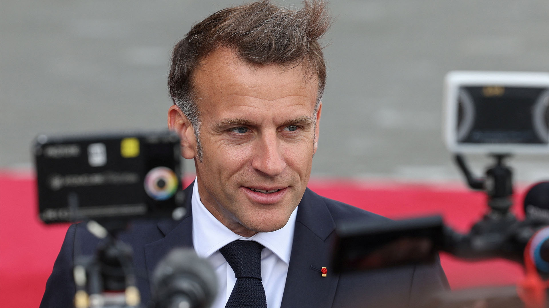 macron-sings-as-armenia’s-leader-drums-in-unusual-moment-at-state-dinner