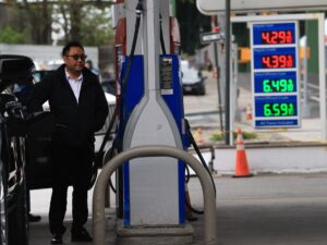 us-petrol-prices-50-percent-higher-than-before-war-on-iran