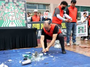 south-korean-activists-smash-starbucks-cups-to-protest-‘tank-day’-campaign
