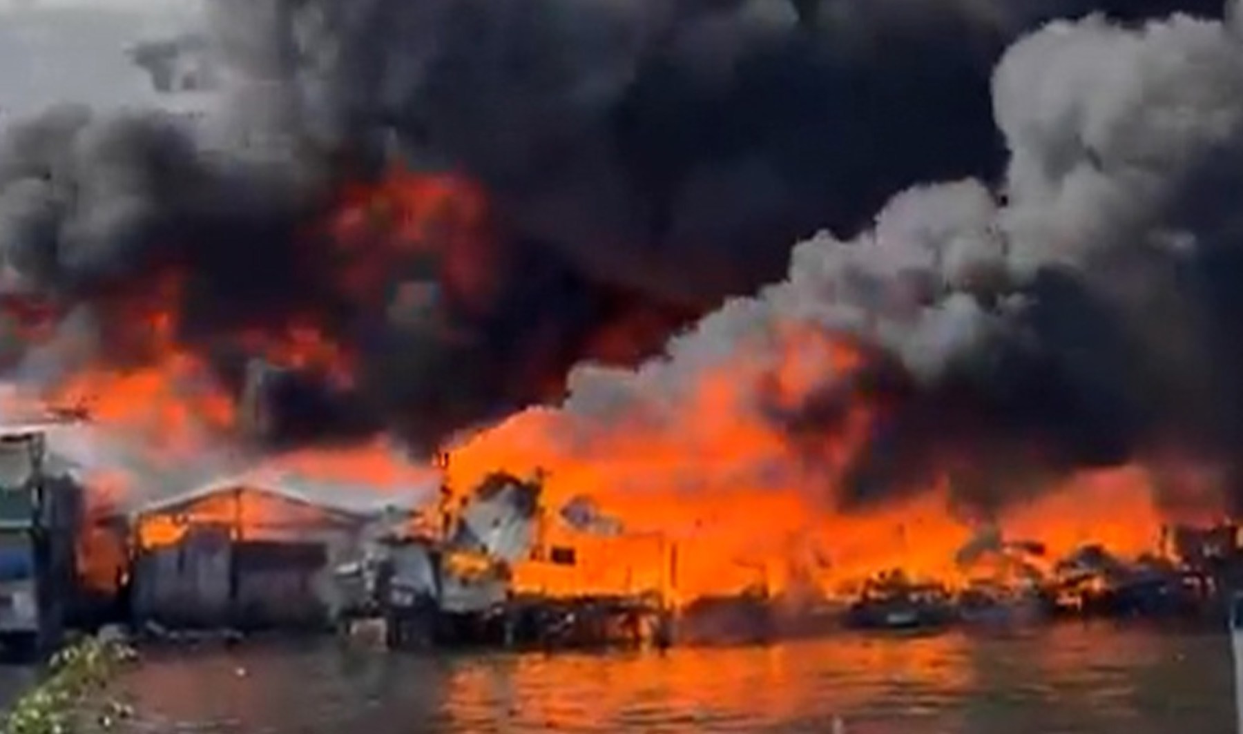 massive-fire-engulfs-residential-area-in-the-philippine-capital