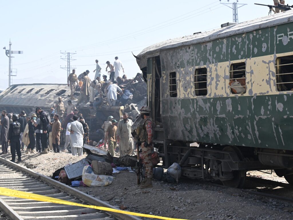 blast-hits-train-in-pakistan’s-balochistan,-killing-at-least-24-people