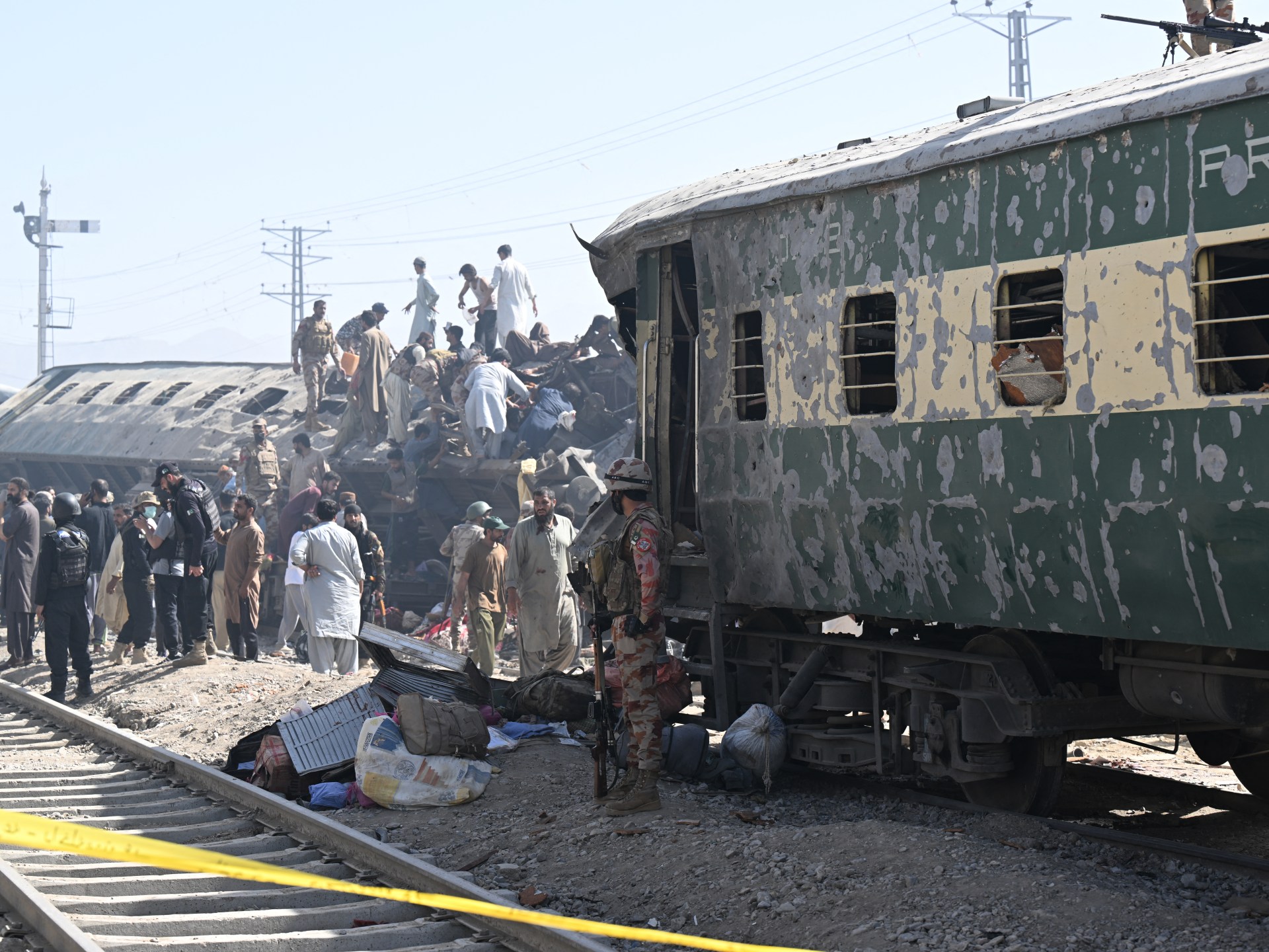 blast-hits-train-in-pakistan’s-balochistan,-killing-at-least-24-people