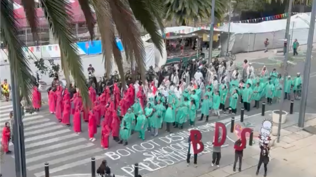 activists-form-human-palestine-flag-at-world-cup-opener-in-mexico-city