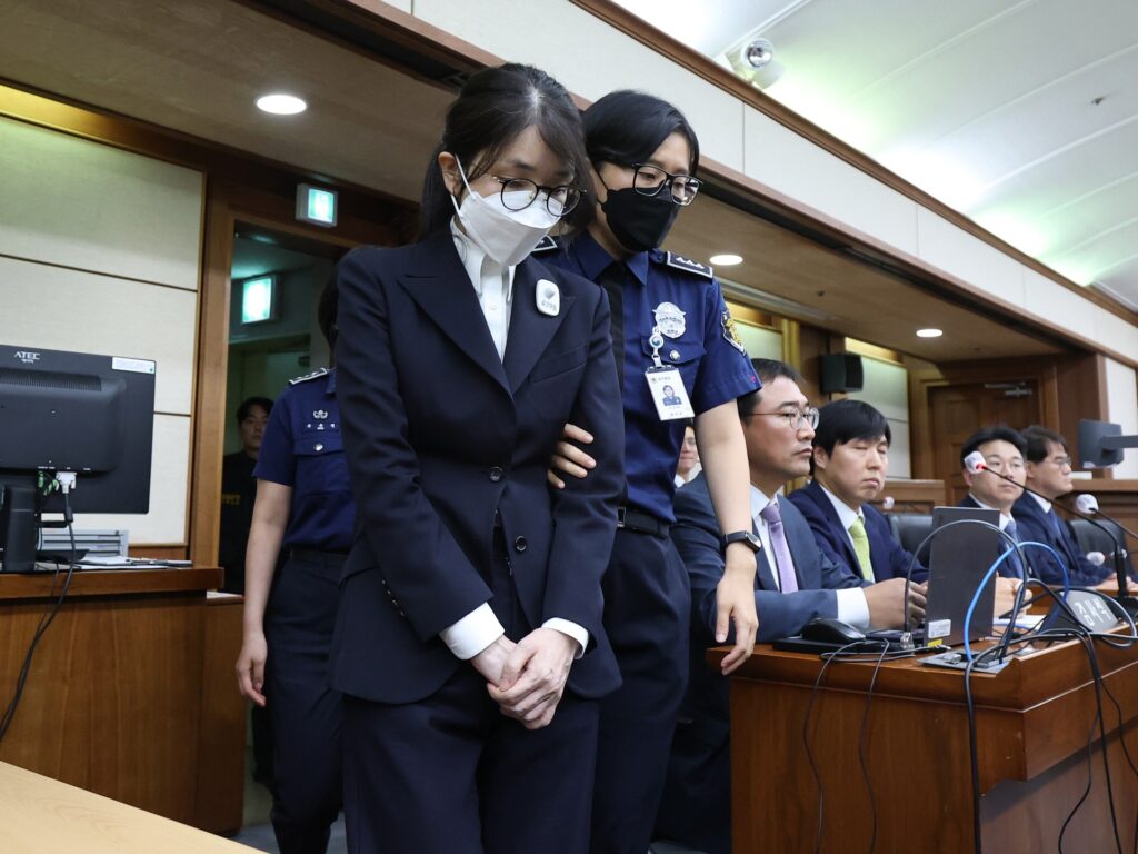 south-korean-court-jails-former-first-lady-for-seven-years-in-bribery-case