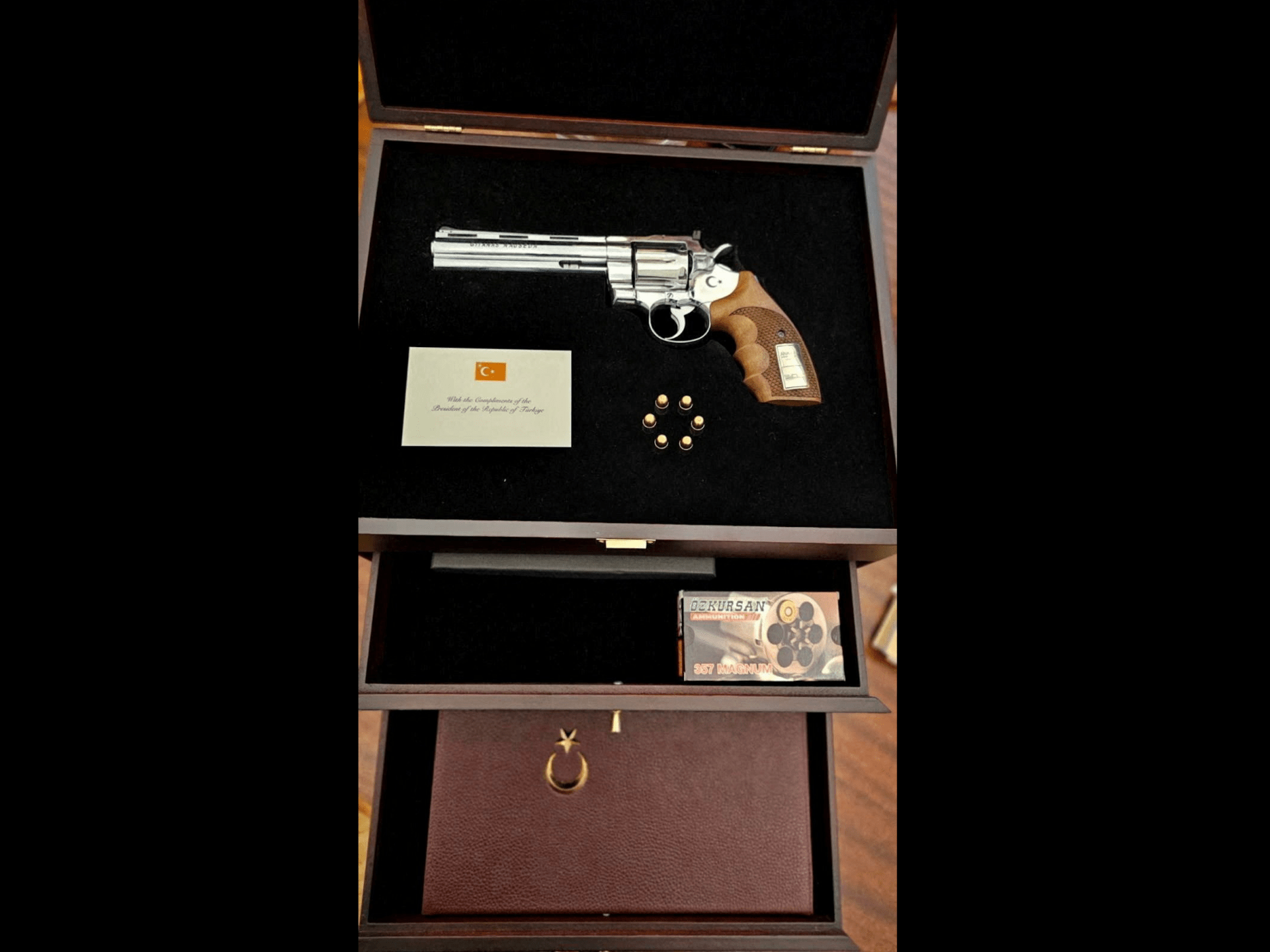 erdogan-gifts-nato-leaders-engraved-revolvers-with-live-ammunition