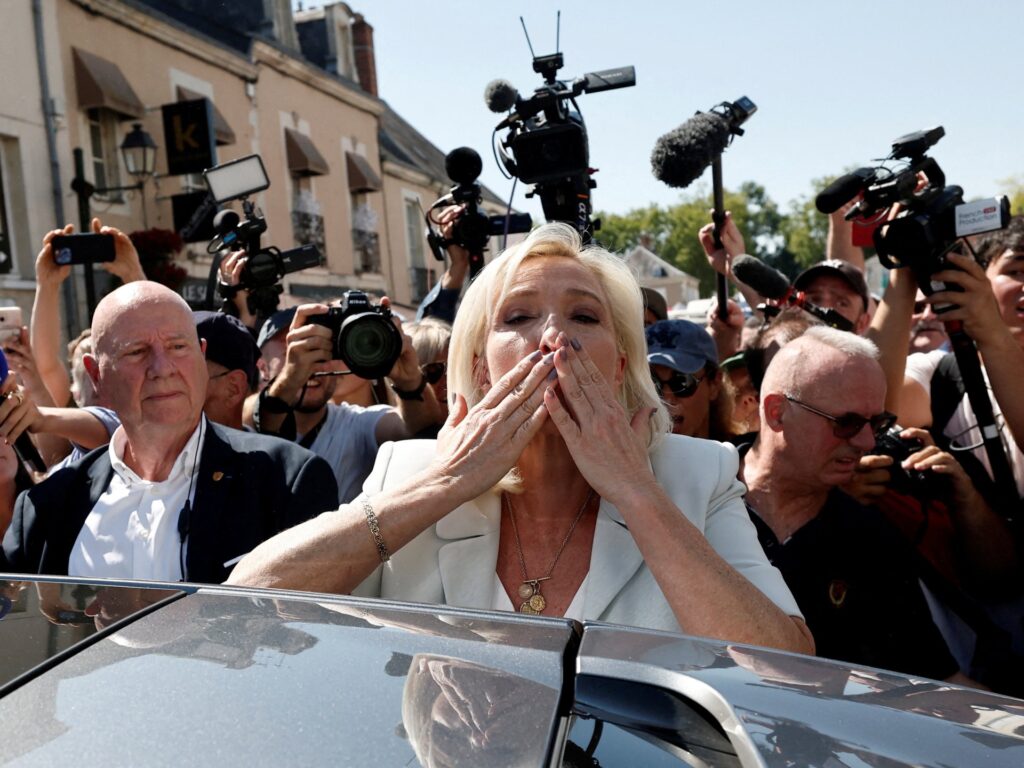 ‘she-doesn’t-give-up-that-easily’:-france’s-le-pen-eyes-the-elysee