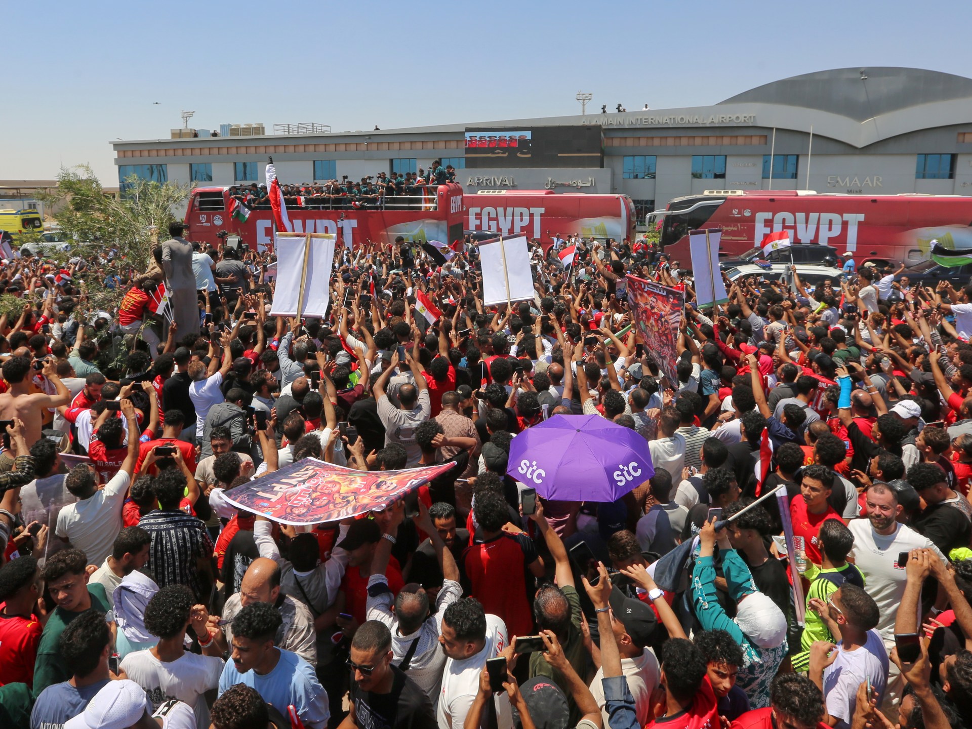 hundreds-give-hero’s-welcome-to-egypt-after-best-world-cup-run