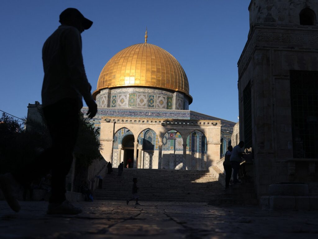 israel-bans-jerusalem’s-grand-mufti-from-al-aqsa-mosque-for-one-week