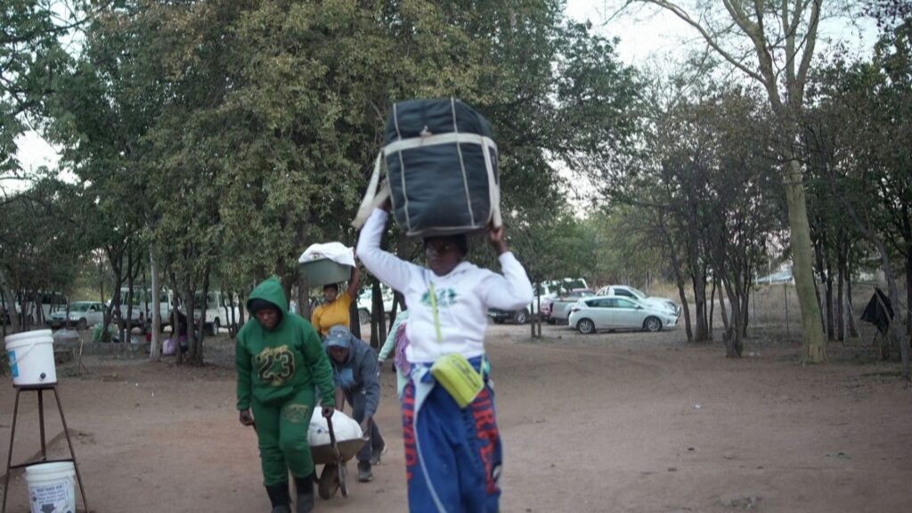 zimbabweans-return-home-amid-xenophobic-violence-in-south-africa