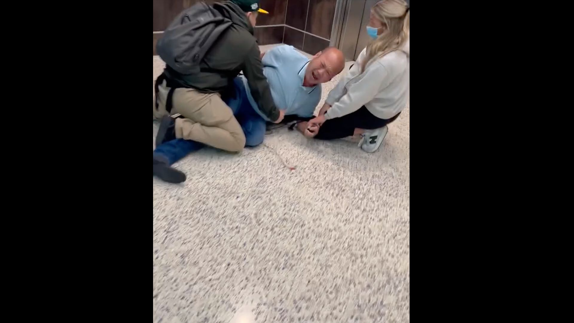 plainclothes-ice-agents-manhandle-man-during-arrest-attempt
