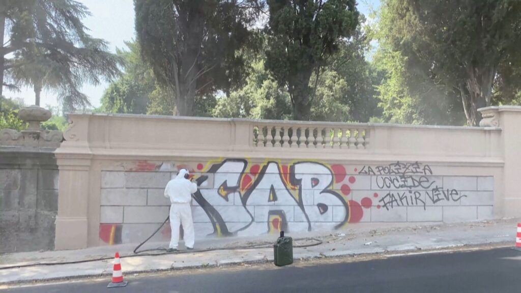 rome’s-viral-graffiti-cleaner-is-taking-on-an-ancient-problem