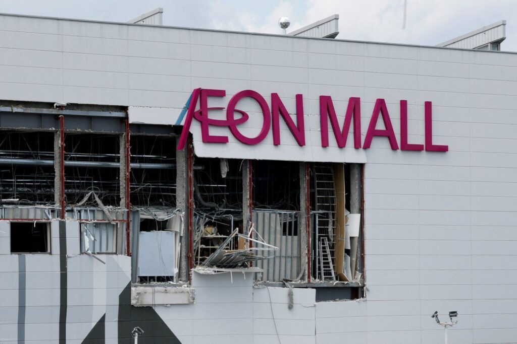 two-workers-who-died-in-quake-hit-japan-mall-were-sent-in-to-get-cash
