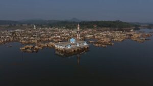 submerged-indonesian-village-re-emerges-as-drought-lowers-water-levels