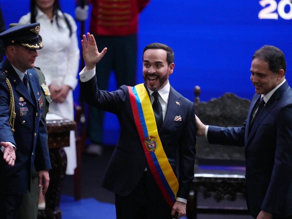 de-la-espriella-sworn-in-as-colombia’s-leader,-vows-armed-group-crackdown